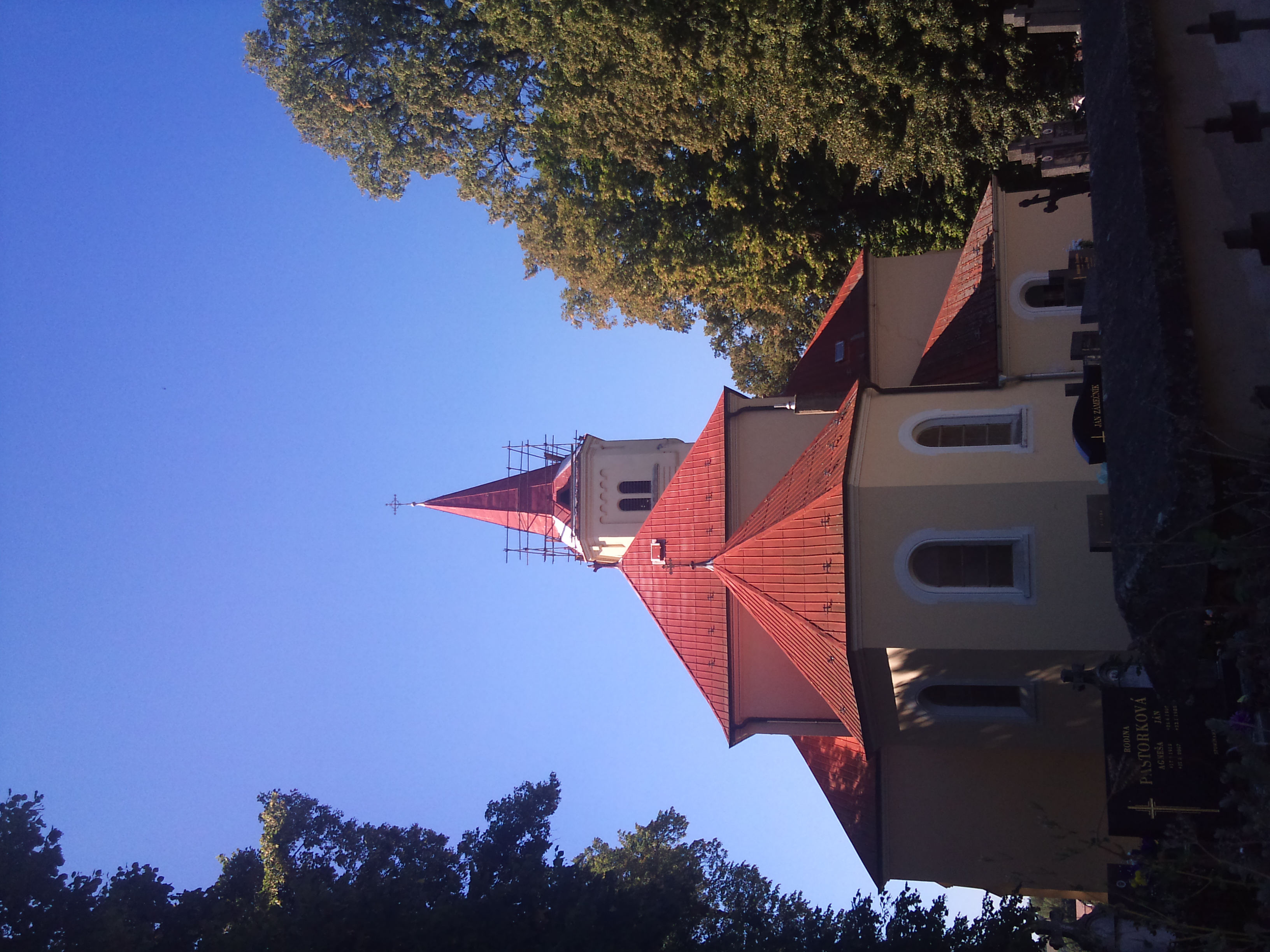 Pohľad na kostol počas opravy vrchnej časti veže