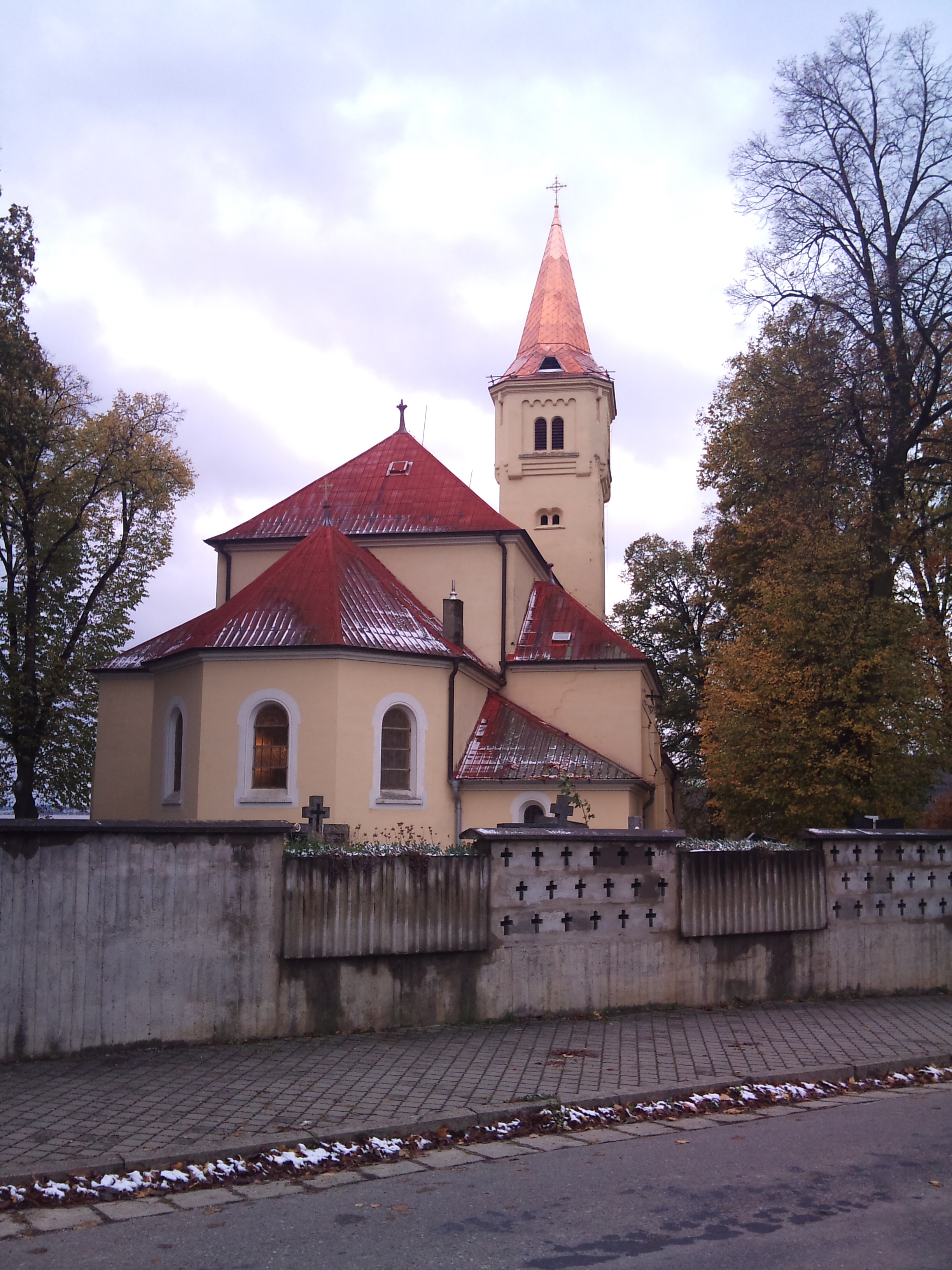 Kostol s opravenou strechou veže 1